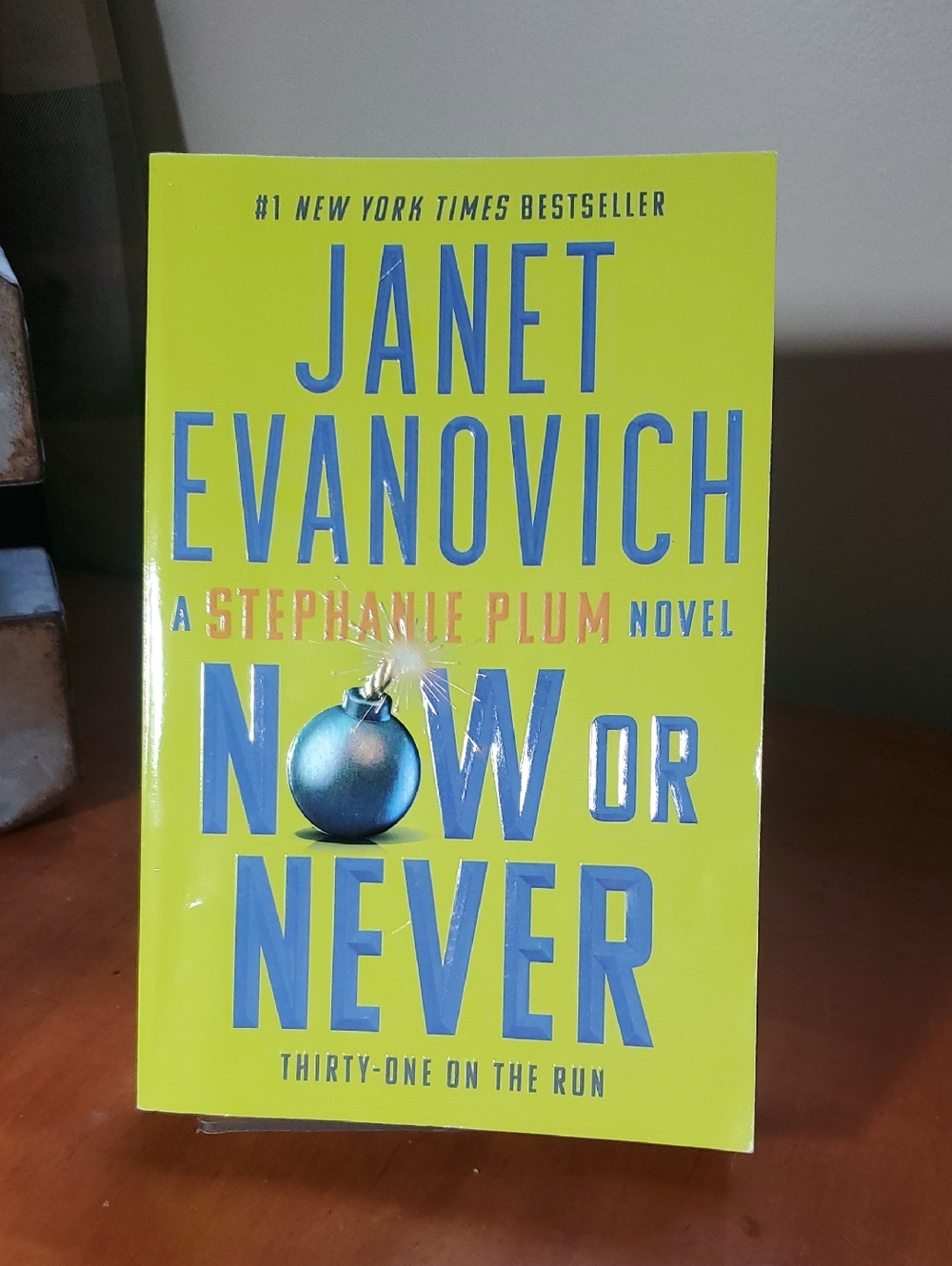 Janet Evanovich - Now Or Never (Stephanie Plum) - Bright Lime Cover